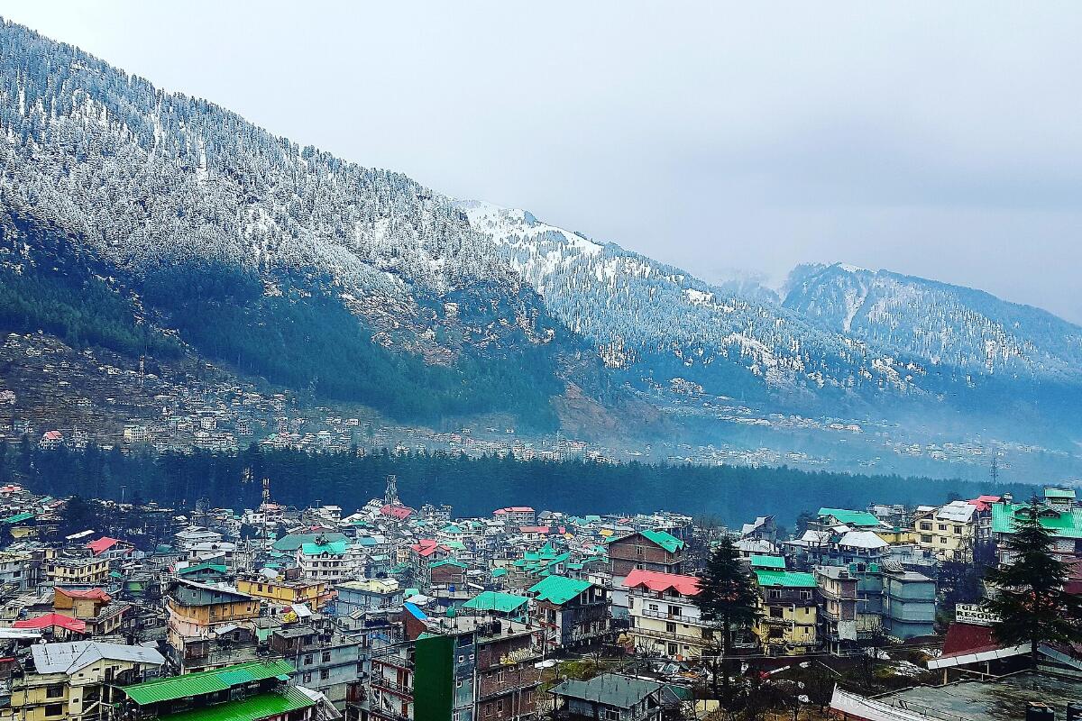 The town of Manali under snow-dusted mountains